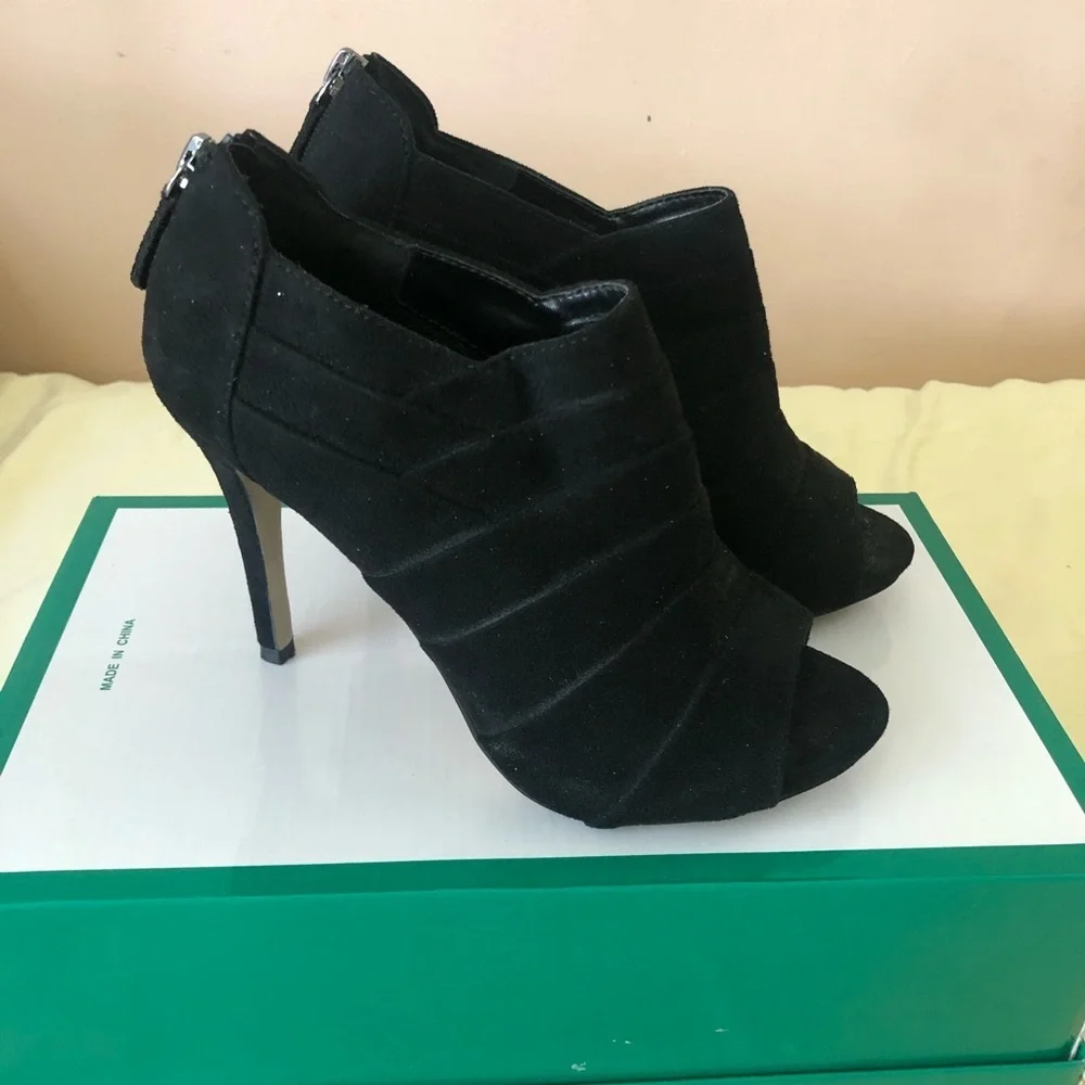 Saks Fifth Avenue Black Suede platforms size 6M‎